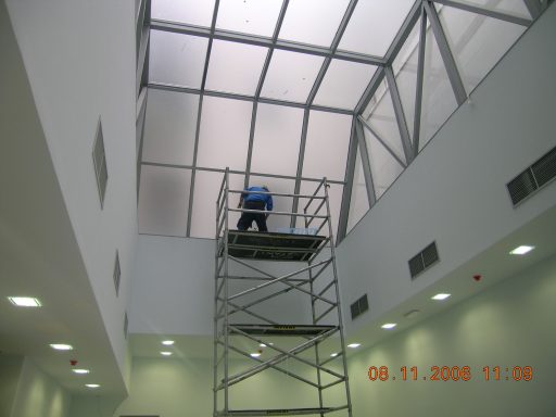 instalación de laminas protectoras para techos de cristal